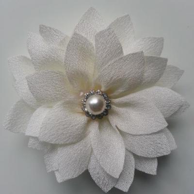 fleur en tissu centre perle et strass de 55mm ivoire