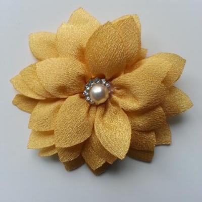 fleur en tissu centre perle et strass de 55mm jaune moutarde