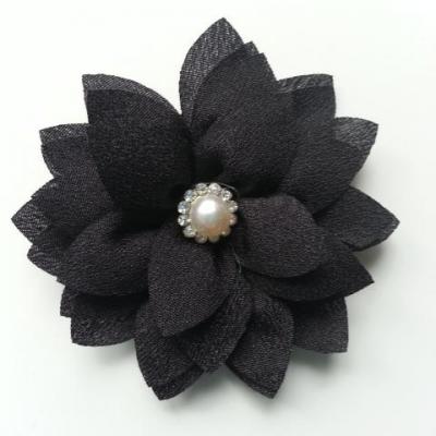 fleur en tissu centre perle et strass de 55mm noir