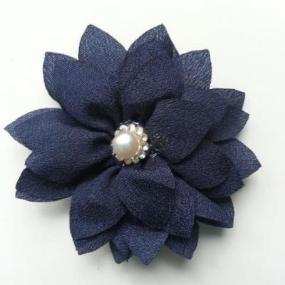 fleur en tissu centre perle et strass de 55mm bleu marine